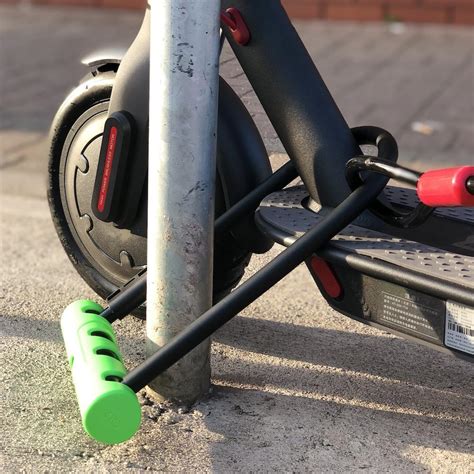 Image d'un chargeur et d'un antivol pour trottinette électrique