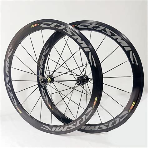 Illustration comparant des roues de vélo de route en aluminium et en carbone