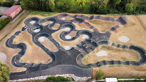 Vue aérienne du pumptrack de Lucé avec ses courbes et bosses