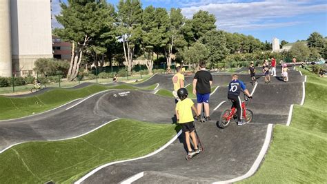 Enfants pratiquant le BMX sur le pumptrack de Lucé