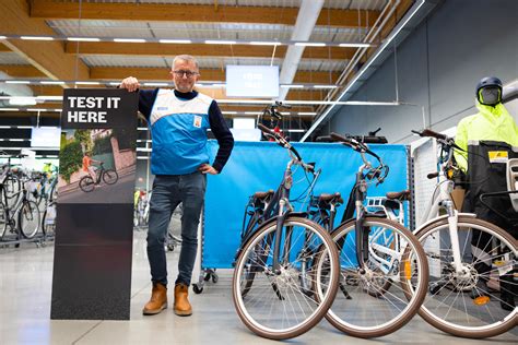 Cycliste effectuant un essai de vélo en magasin.