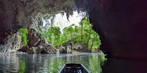 Photo de la grotte de Kong Lor avec des bateaux