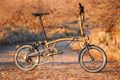Infographie comparant le poids et les caractéristiques des différents modèles Brompton (C Line, P Line, T Line).