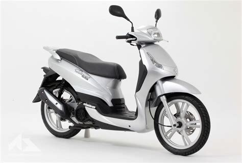 Schéma comparatif des caractéristiques du Peugeot Tweet 125 : hauteur de selle, poids, taille des roues