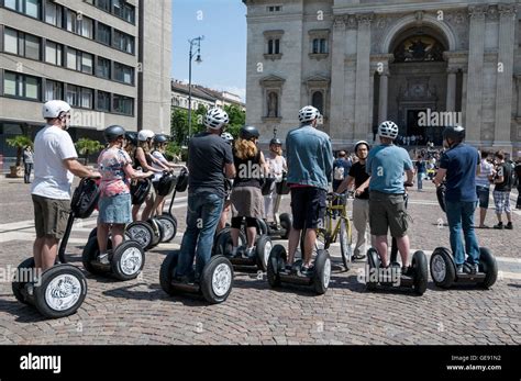 Photo de groupe souriant sur des Segways dans une forêt.