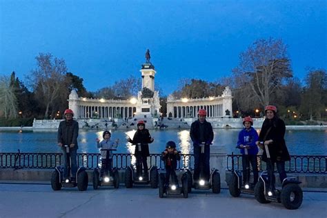 Guide expliquant le fonctionnement du Segway à un groupe de touristes devant un monument historique de Barcelone