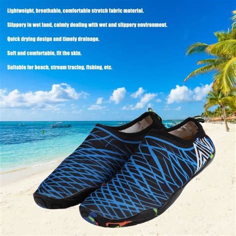 Paire de chaussures d'eau sur une plage tropicale
