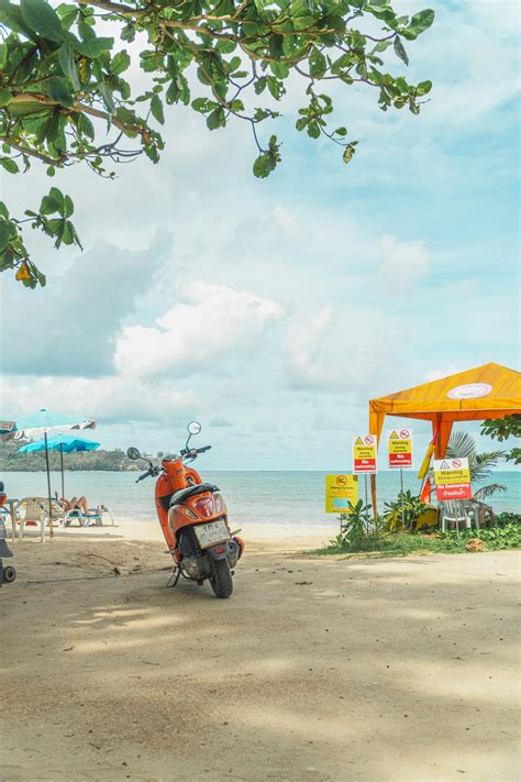 Scooter électrique garé sur une plage de Rodrigues