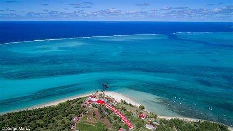 Bateau naviguant dans le lagon de Rodrigues près d'un îlot désert