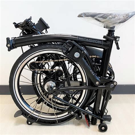 Illustration du Brompton C Line Explore avec son cadre en acier et son système de pliage.