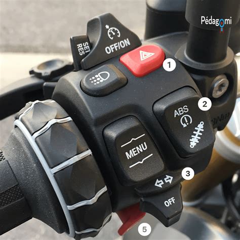 Photo d'un commodo de moto avec plusieurs boutons poussoirs