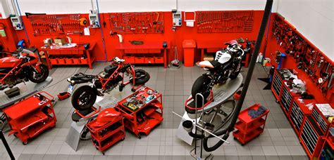 Intérieur d'un garage moto avec divers outils