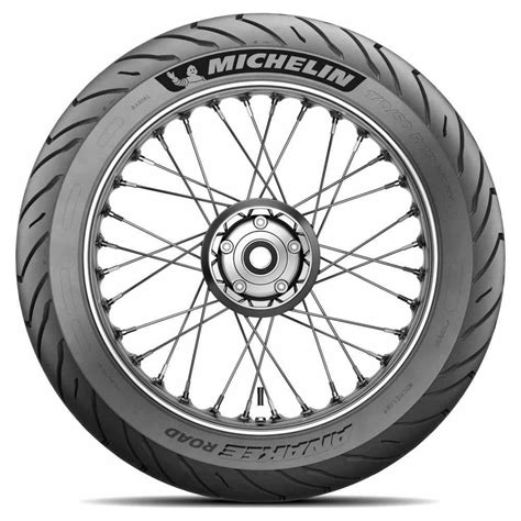 Photo de pneus moto Michelin avec un macaron indiquant 