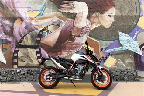 Schéma illustrant la position de conduite sportive sur la KTM Duke II