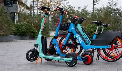 Vue rapprochée d'une trottinette électrique Dott, mettant en évidence sa couleur et son logo.