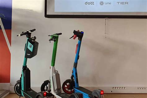 Capture d'écran de l'application Dott, montrant la carte avec les trottinettes et vélos disponibles et les stations.