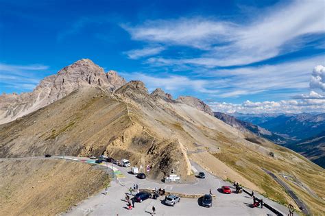 Panorama spectaculaire du Col du Galibier avec ses routes sinueuses et ses sommets environnants.