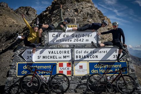 Photo du panneau emblématique du Col du Galibier avec des cyclistes.