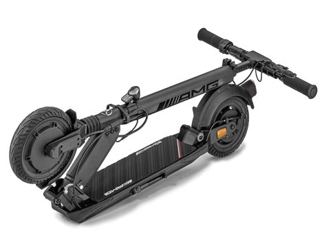 Image d'une trottinette électrique Mercedes-AMG en noir mat avec le logo AMG.