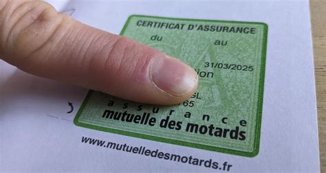 Représentation visuelle de la vignette d'assurance moto à placer sur le véhicule.
