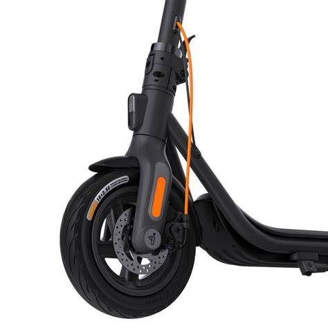 Gros plan sur les roues pleines de la trottinette Ninebot Segway ES2