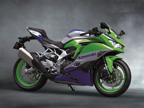 Une sélection variée de motos Kawasaki dans différentes poses et environnements, adaptée pour servir d'aperçu visuel de la collection de fonds d'écran.