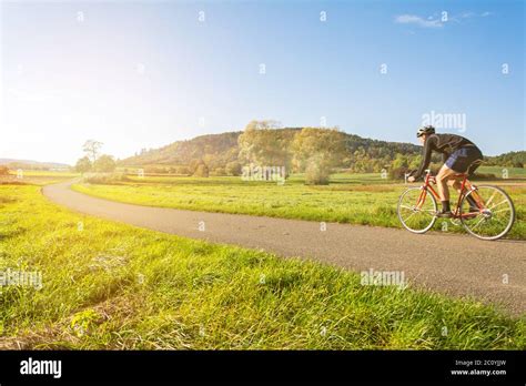 Paysage pittoresque avec un cycliste sur un vélo gravel au loin