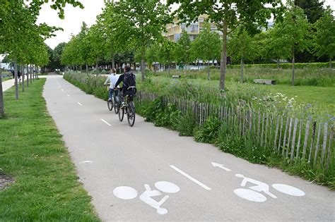 Vue du Mont-Saint-Michel avec une piste cyclable à proximité