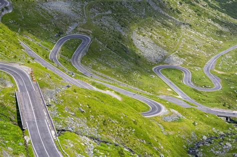 Vélo sur une route de montagne sinueuse avec des cols