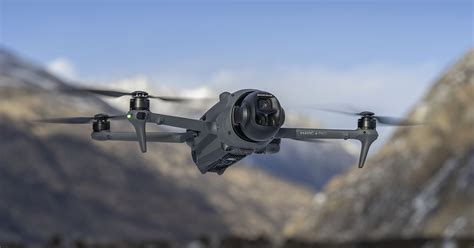 Une image du DJI Mavic 2 Pro en vol, montrant son design compact et ses hélices.