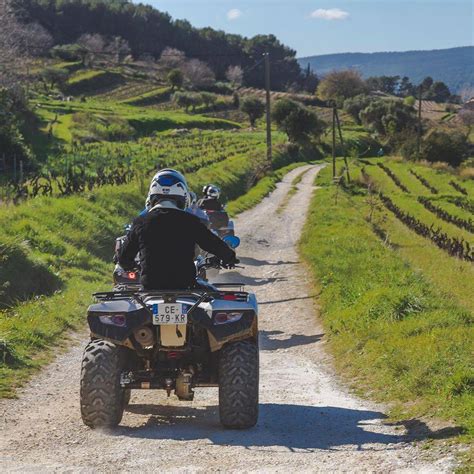 Photo d'un groupe faisant une randonnée en quad dans un paysage de vignobles bourguignons