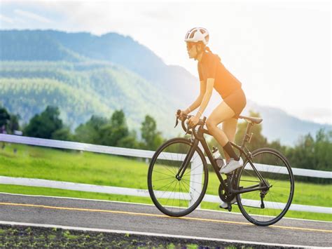 Vélo de route sur une route panoramique en Sicile avec l'Etna en arrière-plan