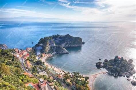 Vue panoramique de Taormine avec la mer Ionienne
