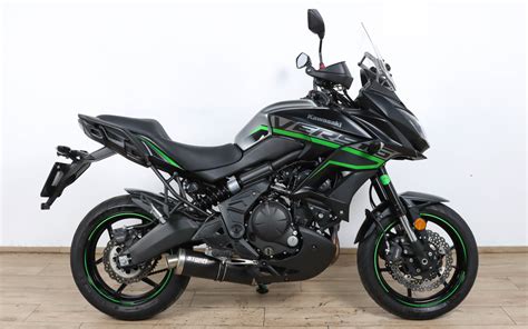 Vue latérale de la Kawasaki Versys 650 mettant en évidence le cadre et la suspension arrière
