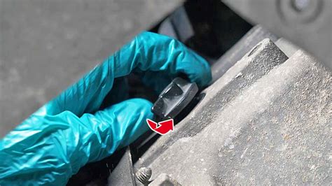 Emplacement du bouchon de la crépine sous le bouchon de remplissage d'huile du TGB Blade 325.