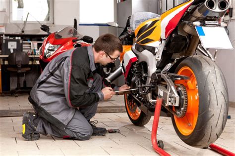Illustration d'un mécanicien travaillant sur une moto dans un atelier.