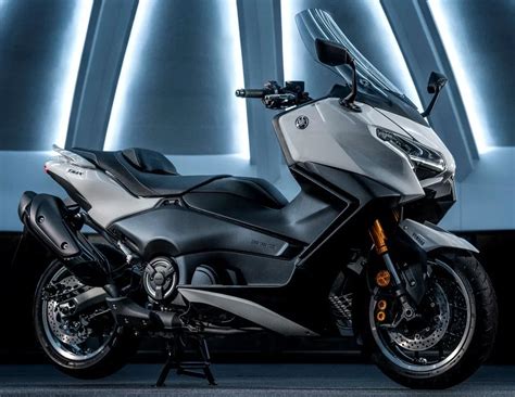 Schéma de la ligne évolutive du Yamaha TMAX au fil des générations