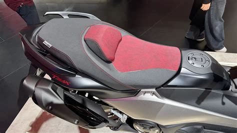 Détail de la selle rouge exclusive et des finitions chromées du TMAX 25e Anniversaire