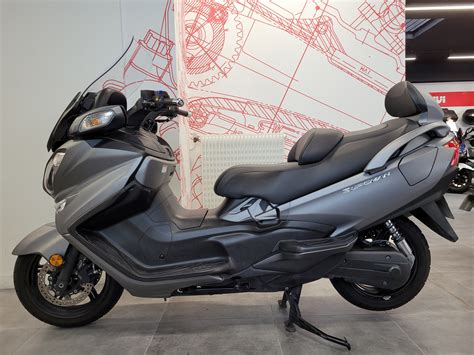 Vue latérale du Suzuki Burgman 650 Executive mettant en évidence ses lignes modernes et son échappement élégant.