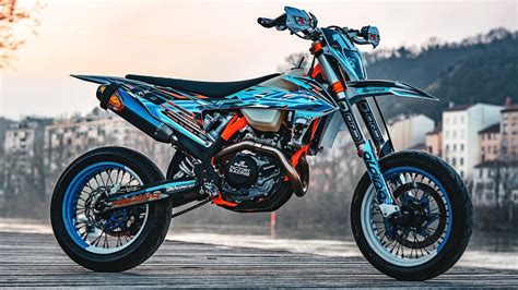 Photo d'une moto supermotard en action sous la pluie