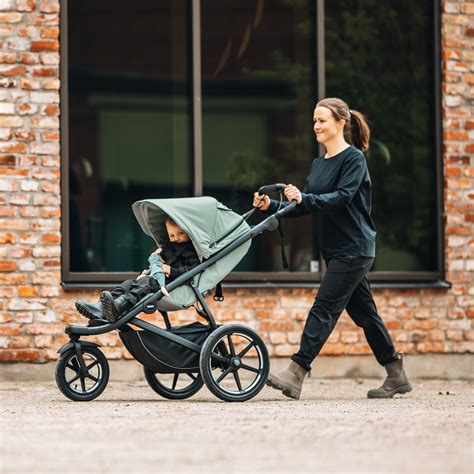 Photo montrant un siège auto pour bébé fixé sur une poussette Thule Urban Glide 2 à l'aide de l'adaptateur