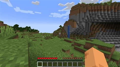 Capture d'écran du mode Survie de Minecraft, montrant un joueur construisant un abri face à des monstres