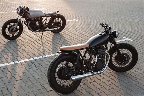 Schéma comparatif des différentes formes de selles de moto : Café Racer, Bratstyle, Flat Track.