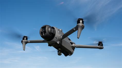 Gros plan sur le système de caméra triple du DJI Mavic 4 Pro