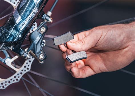 Illustration montrant l'usure d'un patin de frein de vélo et le témoin d'usure