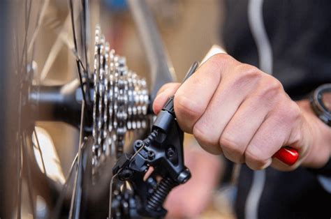 Outils de base pour le réglage d'un dérailleur : clés Allen, tournevis, pince à câble.