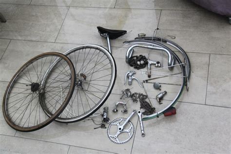 Photo d'une bourse aux vélos avec des pièces de vélo vintage en vente.