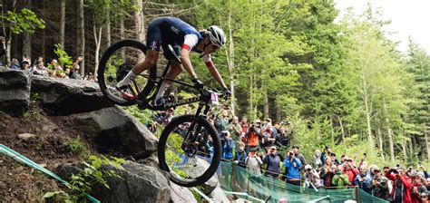Un cycliste de VTT cross-country en action sur un sentier technique