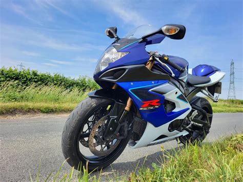 Photo d'une moto Suzuki GSXR 1000 K6 avec un carénage racing installé