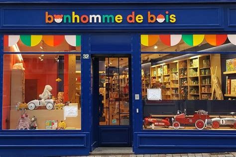 Intérieur du magasin Bonhomme de Bois avec une sélection de jouets en bois